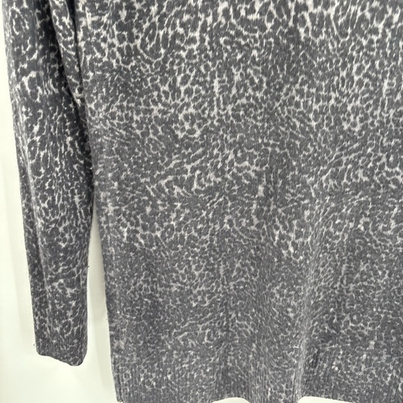 Bloomingdale’s 2-ply 100% Cashmere V Neck Animal Print Leopard Sweater Medium - Picture 9 of 12